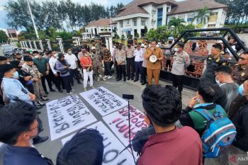 Sekda temui puluhan mahasiswa orasi di depan kantor Wali Kota Pariaman