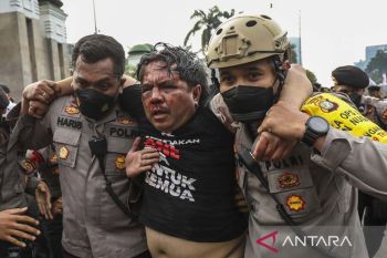 Ade Armando Babak Belur Dipukuli Pengunjuk Rasa