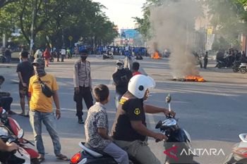 Mahasiswa blokade Jalan Alaudin Makassar saat demonstrasi
