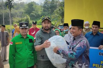 Dua kelompok tani millenial mendapat bantuan