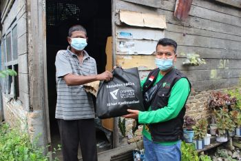 Dompet Dhuafa Waspada salurkan donasi paket parcel untuk dhuafa