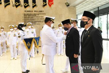 Kasal Laksamana Yudo Margono sematkan Bintang Jalasena kepada dua pejabat BPK