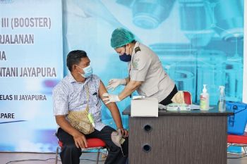 Bandara Sentani buka gerai vaksinasi COVID-19 dukung kekebalan komunal