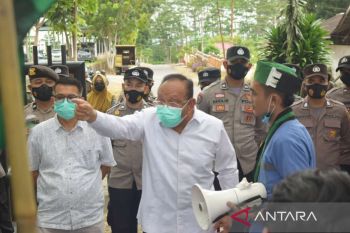 HMI-PMII Pasbar unjuk rasa ke DPRD tolak perpanjangan masa jabatan presiden