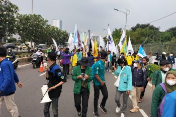 Ratusan mahasiswa mulai mendatangi gedung DPR RI
