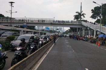 Polisi tutup Jalan Gatot Subroto depan gedung DPR RI