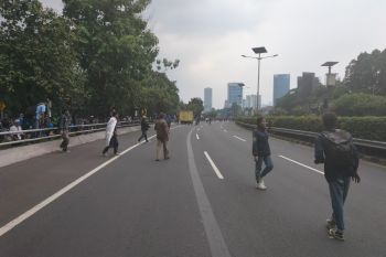 Petugas tutup Jalan Tol Dalam Kota yang melintasi Gedung DPR
