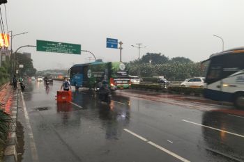 Guyuran hujan bubarkan pedemo di depan gedung DPR RI