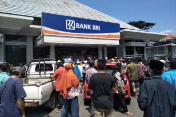 Anggota KSU Rijani Lombok Tengah menuntut pencairan dana PEN di BRI