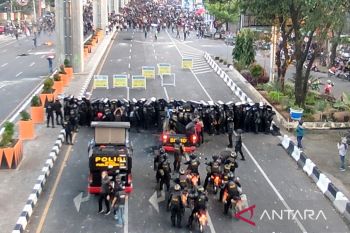 Demo mahasiswa di Makassar diwarnai bentrokan dengan aparat keamanan