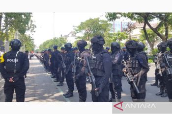 Mobil meriam air disiagakan di sekitar Kantor Gubernur Jawa Tengah