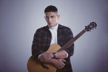 Cio Hadiwasono rilis single debut berjudul Peluk dari Belakang