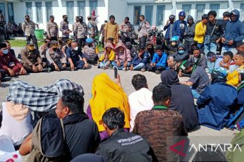 Wali Kota Baubau terima demostran dengan duduk melantai