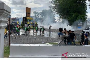 Sejumlah mahasiswa unjuk rasa di DPRD Sumbar diamankan polisi