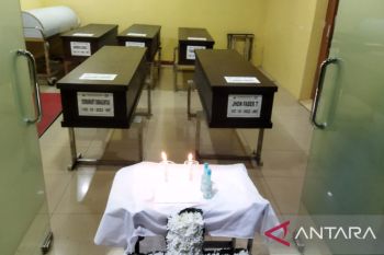 Keluarga bawa pulang 5 jenazah korban kebakaran di Warakas dari RS Polri