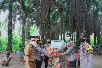 Polda Jambi bantu Suku Anak Dalam berupa mesin air dan alat tulis