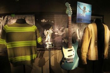 Gitar biru ikonik Kurt Cobain diperkirakan terjual hingga Rp11,4 miliar