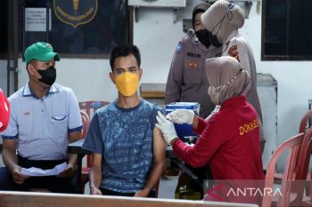Polres Sukoharjo gelar vaksinasi, layanan tukar uang gratis