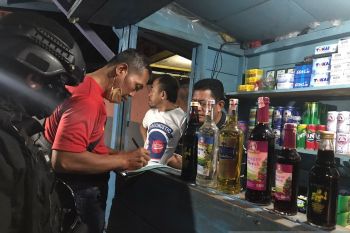 Patroli anggota Polres OKU sasar warung penjual minuman keras