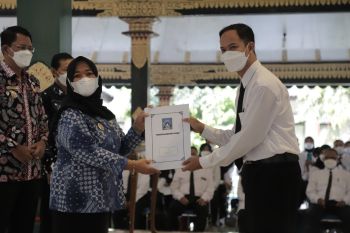 Bupati Sleman menyerahkan 733 Surat Keputusan PPPK Guru
