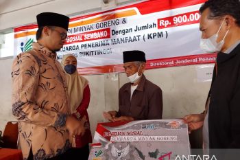Pemkot Bukittinggi distribusikan bansos sembako dan BLT minyak goreng kepada 1.511 warga