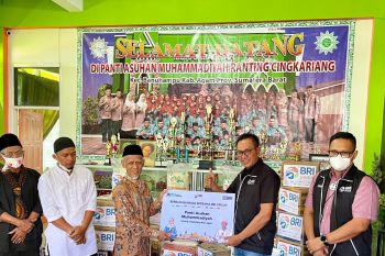 Direktur BRI langsung serahkan bantuan untuk panti asuhan di Sumatera Barat
