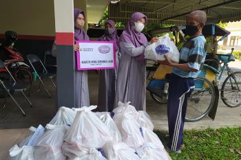 Iwasbi Cilacap bagikan sembako ke warga kurang mampu