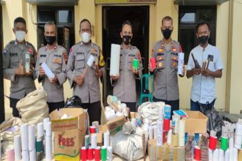 Polres Batang sita 350 petasan milik warga