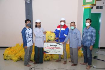 Pekerja KPI Unit Cilacap bagikan 600 takjil dan 225 paket sembako