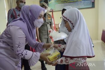LKKS Agam salurkan 320 paket sembako