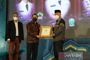 Gubernur Mahyeldi Terima Anugerah Adinata Syariah 2022