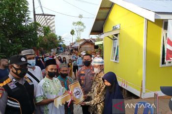 Polres Barsel dan relawan peduli bangun rumah sementara warga kurang mampu