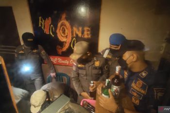 Aparat amankan 208 botol minuman beralkohol dari kafe di Palembang