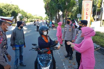 Polres Agam bagikan takjil buka puasa bagi pengendara