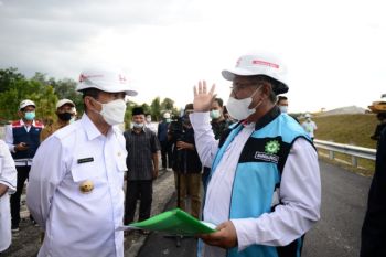 Galeri Foto - Safari Ramadhan di Kampar, Gubri tinjau jalan tol dan serahkan bantuan