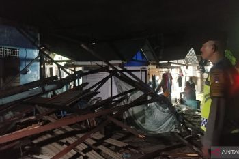 Rumah warga Padang porak poranda dihantam puting beliung