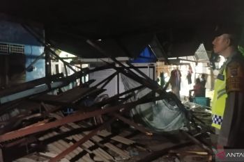 Rumah warga Padang porak poranda diterjang puting beliung