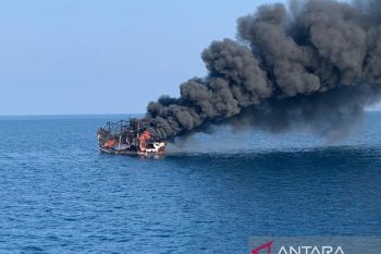 KRI Teuku Umar-385 selamatkan 10 ABK kapal terbakar