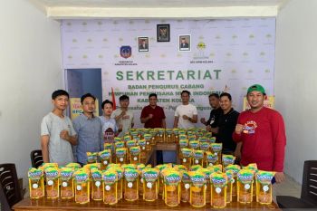 HIPMI Kolaka menggelar pasar murah minyak goreng