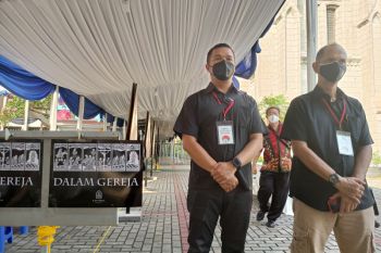 Katedral menyiagakan petugas pemantau prokes saat perayaan Jumat Agung
