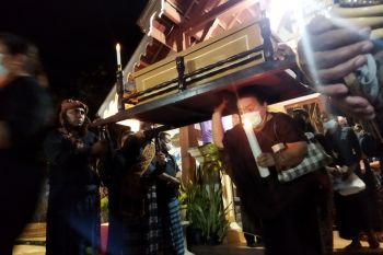 Ratusan umat Kristiani ikut Prosesi Logu Senhor di Sikka
