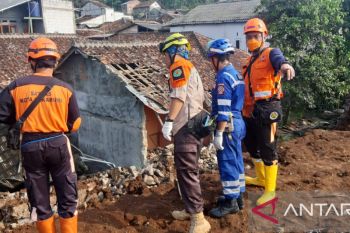 Satu keluarga tertimbun longsor dan satu kritis