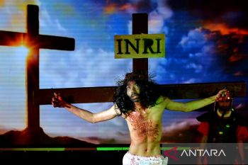 Pemuda Katolik tampilkan tablo penyaliban Yesus pada Jumat Agung di Denpasar