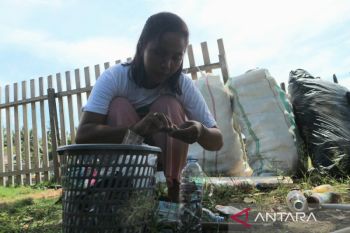 IRT di Touna peduli lingkungan  jadi agen Celengan Sampah