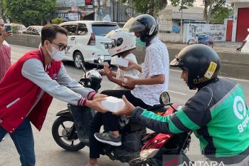 Relawan Indonesia Moeda Banten bagikan ratusan takjil di Kota Serang