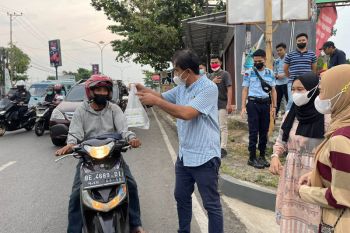 Petugas Lapas Bandarlampung bagikan takjil kepada masyarakat
