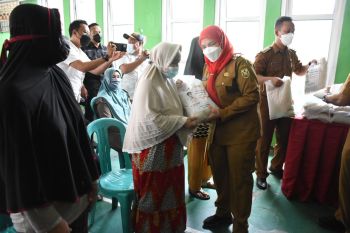 Pemkot Bandarlampung bersama BAZNAS salurkan bantuan 120 ton beras