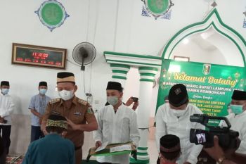 Bupati Lampung Timur salurkan paket sembako buat anak yatim dan lansia