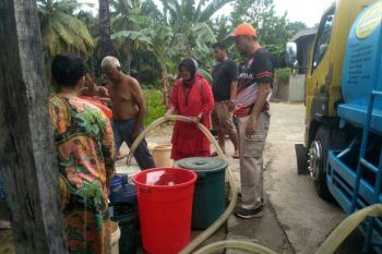Anggota DPRD Padang salurkan air bersih di dua kelurahan alami krisis air
