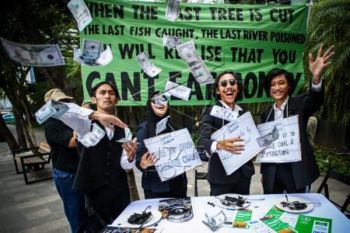 Unjuk Rasa Di Gedung Standard Chartered